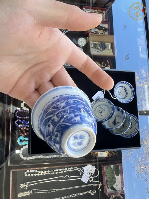 古玩陶瓷日本大正青花海水紋仰鐘杯真品鑒賞圖