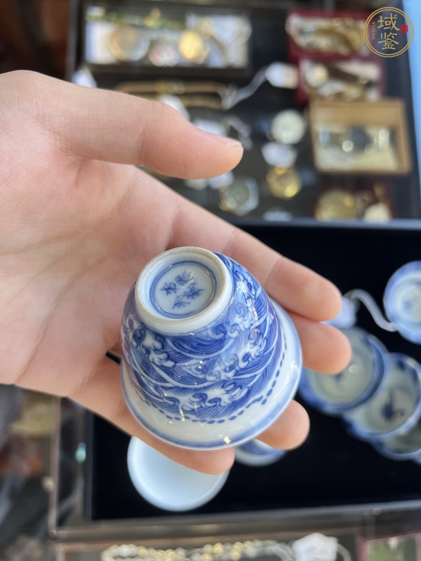 古玩陶瓷日本大正青花海水紋仰鐘杯真品鑒賞圖