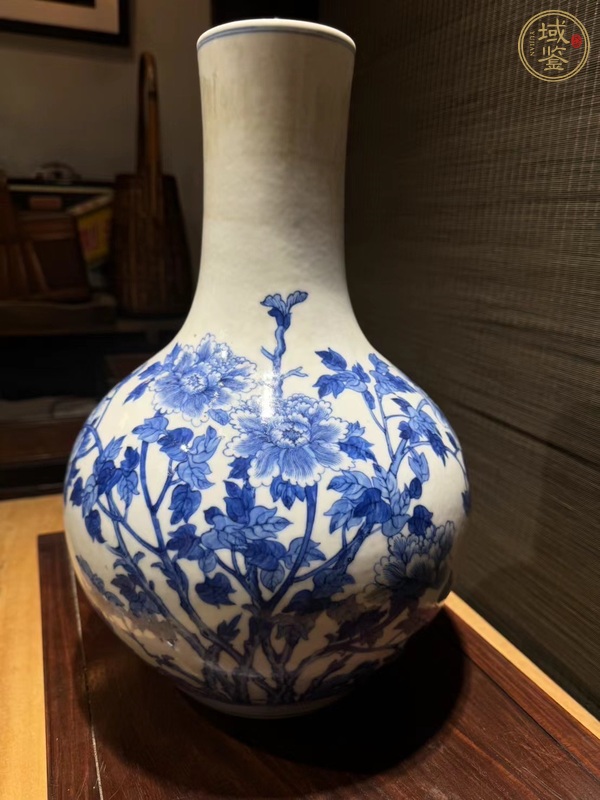 古玩陶瓷青花花卉紋天球瓶真品鑒賞圖