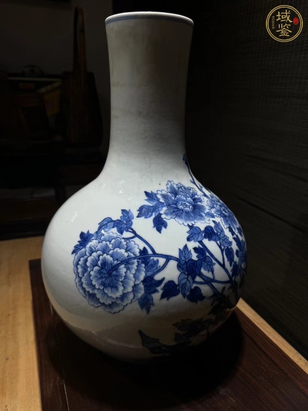 古玩陶瓷青花花卉紋天球瓶真品鑒賞圖