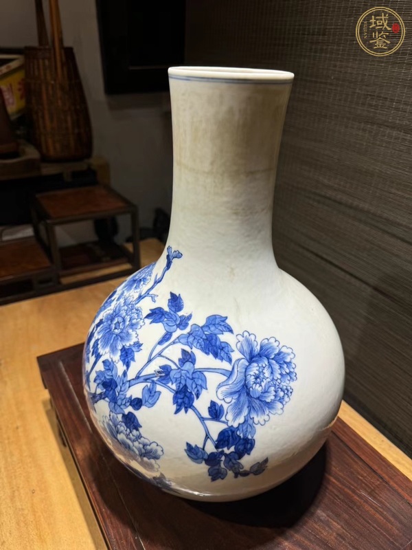 古玩陶瓷青花花卉紋天球瓶真品鑒賞圖