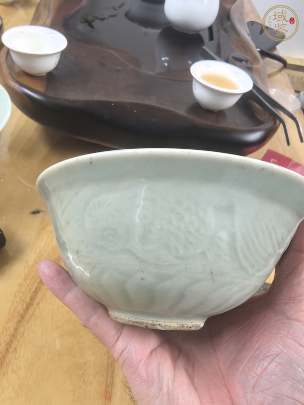 古玩陶瓷龍泉窯魚(yú)藻紋青釉碗真品鑒賞圖