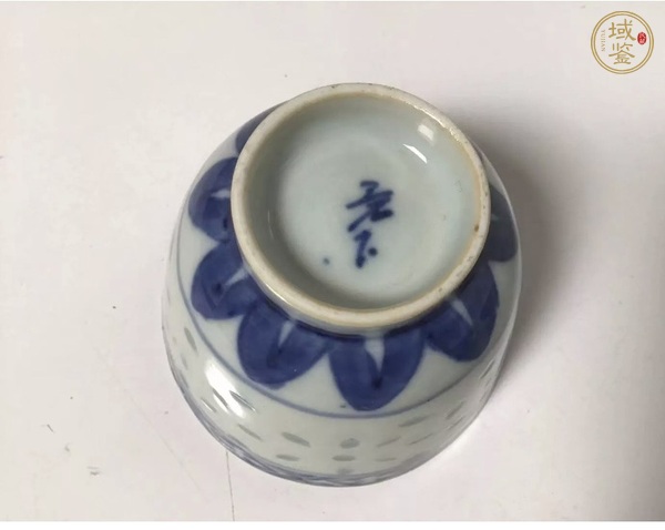 古玩陶瓷玲瓏瓷青花杯真品鑒賞圖