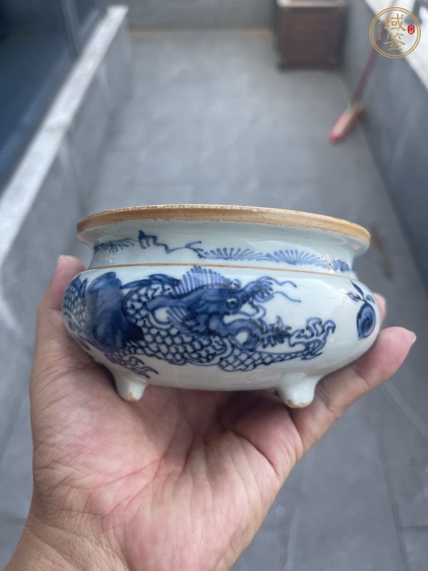 古玩陶瓷青花趕珠龍紋三足爐真品鑒賞圖