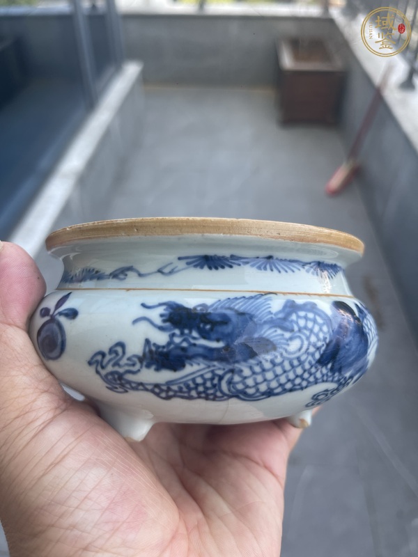 古玩陶瓷青花趕珠龍紋三足爐真品鑒賞圖