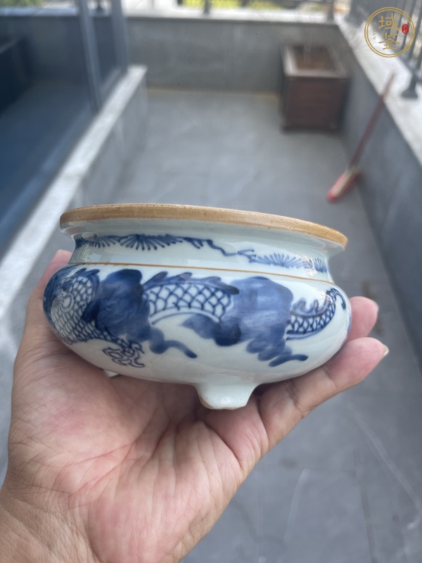 古玩陶瓷青花趕珠龍紋三足爐真品鑒賞圖