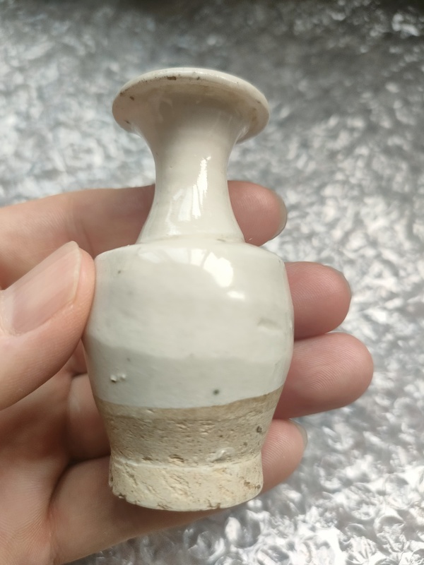 古玩陶瓷宋磁州窯系白釉小瓶拍賣，當(dāng)前價格1500元