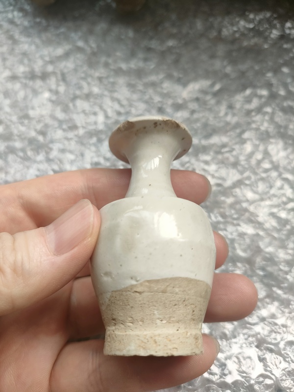 古玩陶瓷宋磁州窯系白釉小瓶拍賣，當(dāng)前價格1500元