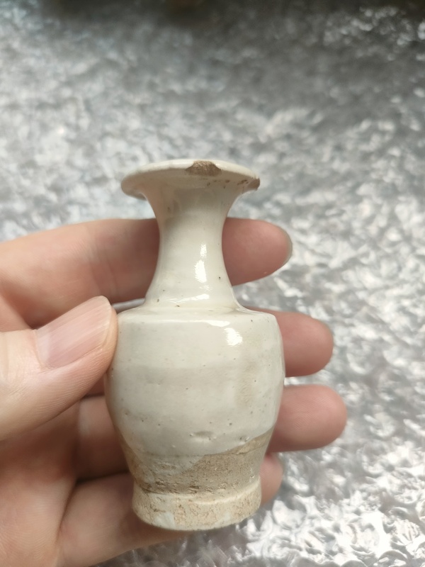 古玩陶瓷宋磁州窯系白釉小瓶拍賣，當(dāng)前價格1500元