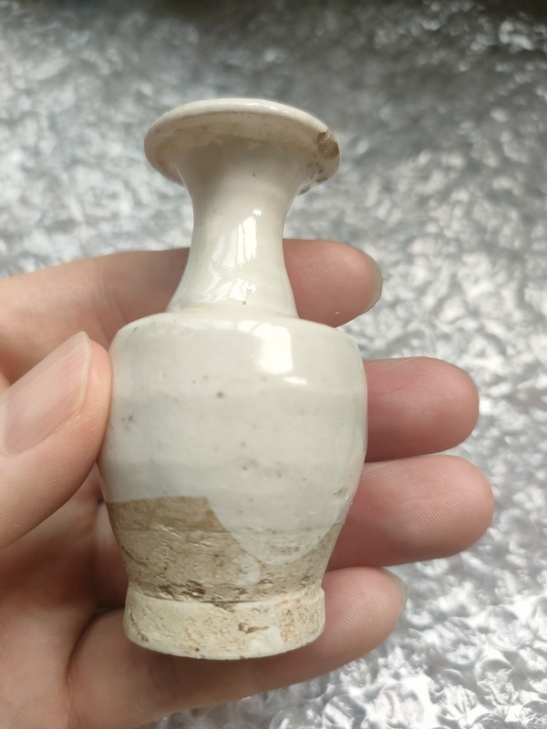 古玩陶瓷宋磁州窯系白釉小瓶拍賣，當(dāng)前價格1500元