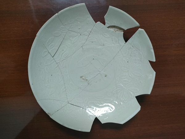 古玩轉(zhuǎn)賣金代定窯印花雙魚紋盤拍賣，當(dāng)前價格188元