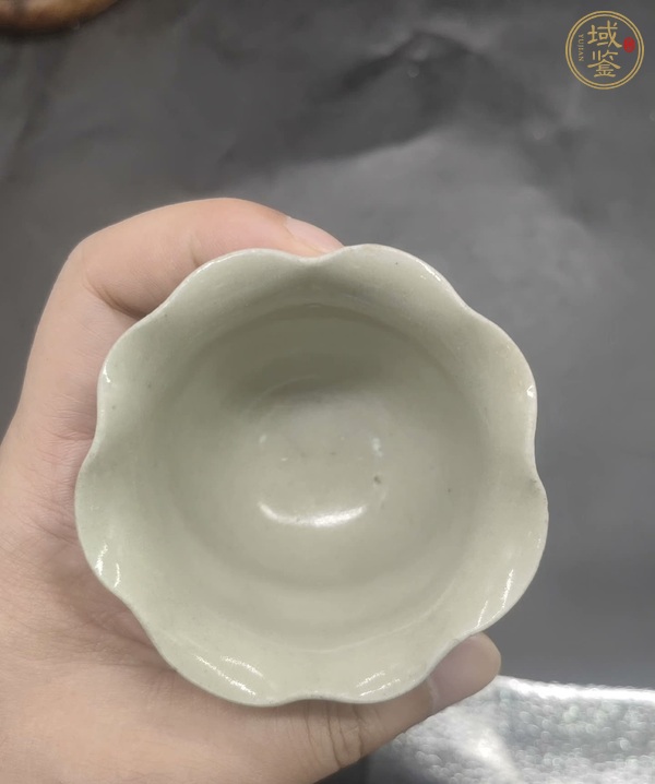 古玩陶瓷青釉花口杯真品鑒賞圖