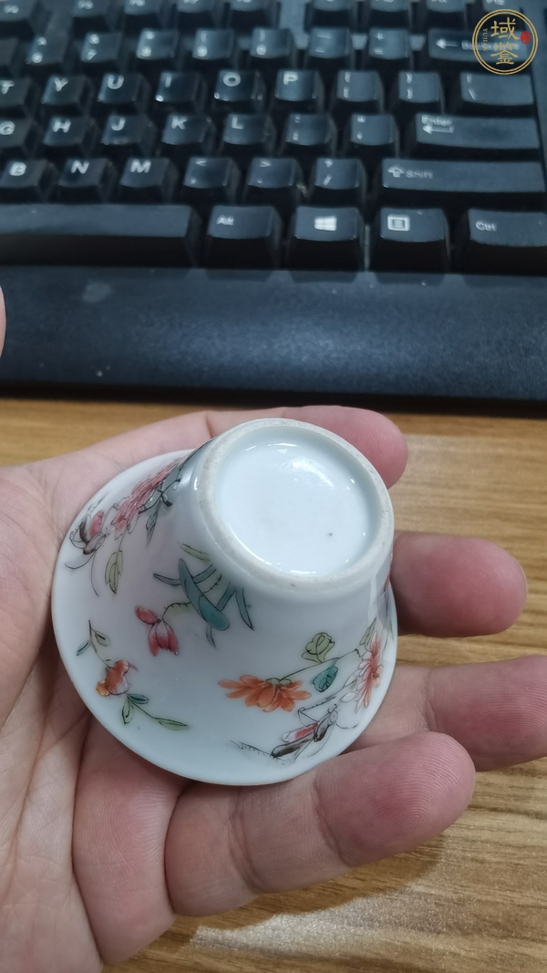 古玩陶瓷粉彩蟲草紋馬蹄杯真品鑒賞圖