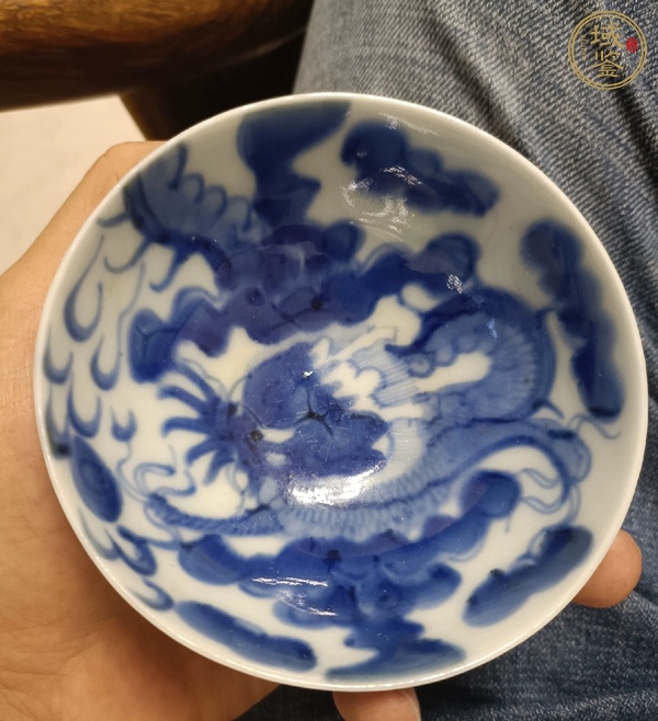 古玩陶瓷青花過墻龍紋茶碗真品鑒賞圖