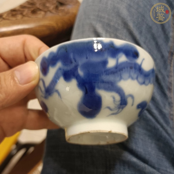 古玩陶瓷青花過(guò)墻龍紋茶碗真品鑒賞圖