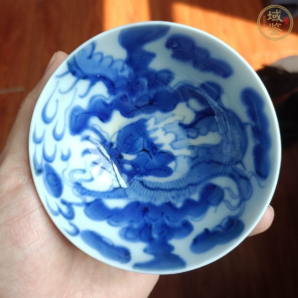 古玩陶瓷青花過(guò)墻龍紋茶碗真品鑒賞圖