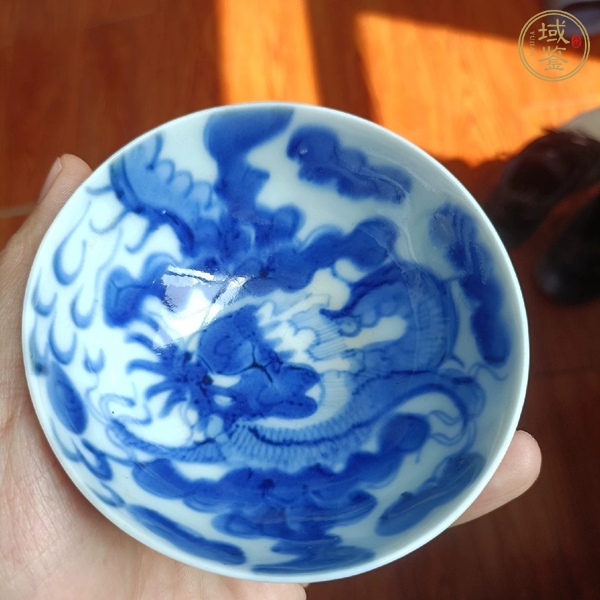 古玩陶瓷青花過(guò)墻龍紋茶碗真品鑒賞圖