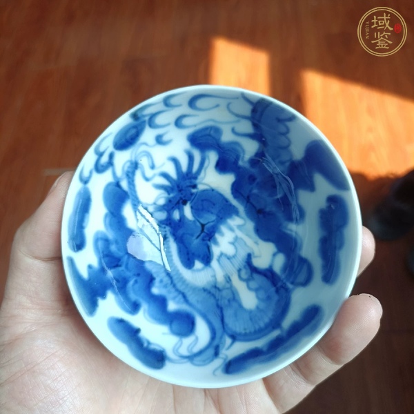 古玩陶瓷青花過墻龍紋茶碗真品鑒賞圖