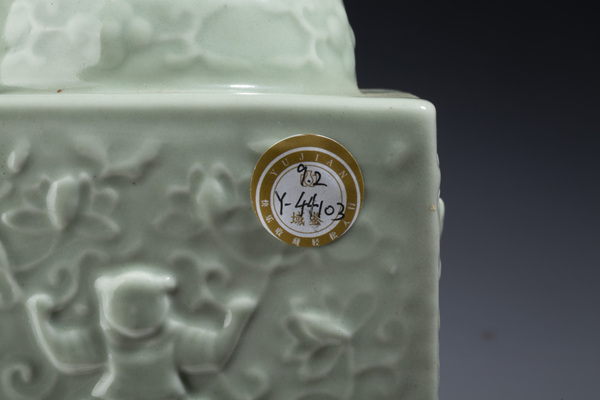 古玩陶瓷民國·豆青釉模印蓮生童子紋琮式瓶拍賣,當前價格10000元