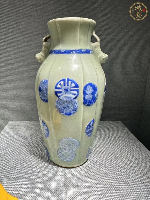 古玩陶瓷豆青釉青花瓶真品鑒賞圖