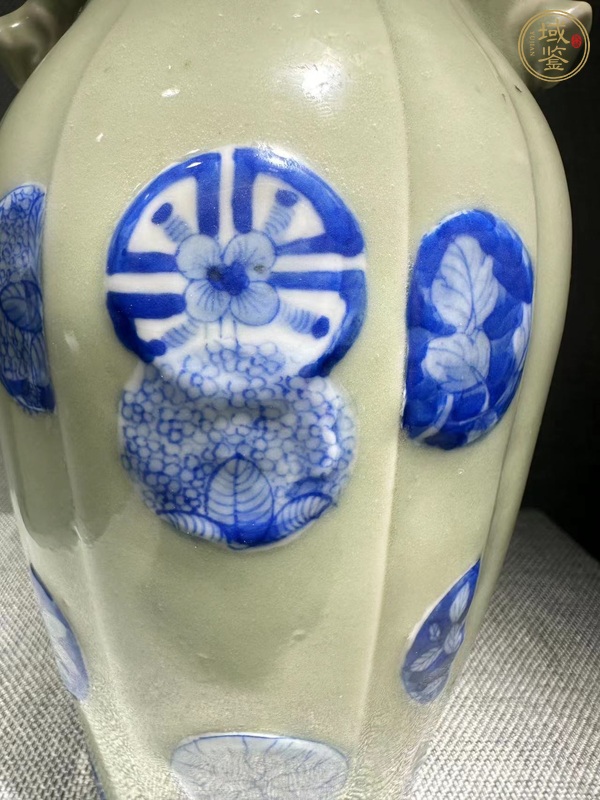 古玩陶瓷豆青釉青花瓶真品鑒賞圖