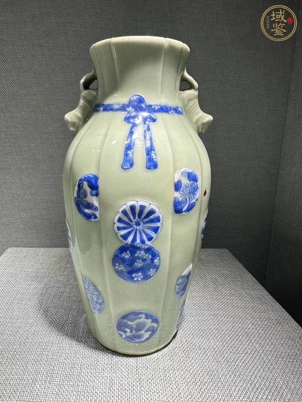 古玩陶瓷豆青釉青花瓶真品鑒賞圖