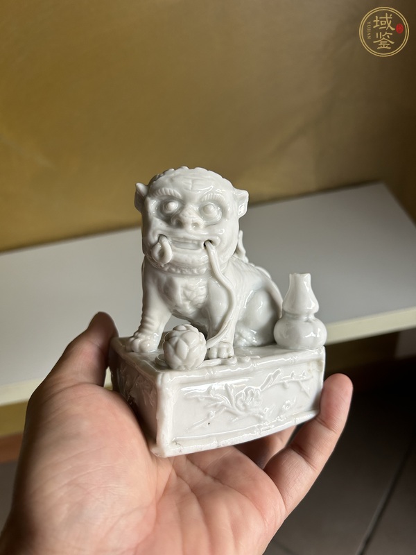 古玩陶瓷白釉獅子繡球香插真品鑒賞圖