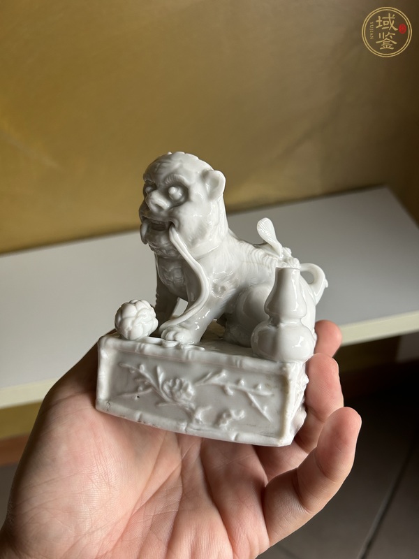 古玩陶瓷白釉獅子繡球香插真品鑒賞圖