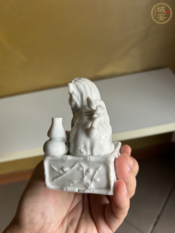 古玩陶瓷白釉獅子繡球香插真品鑒賞圖