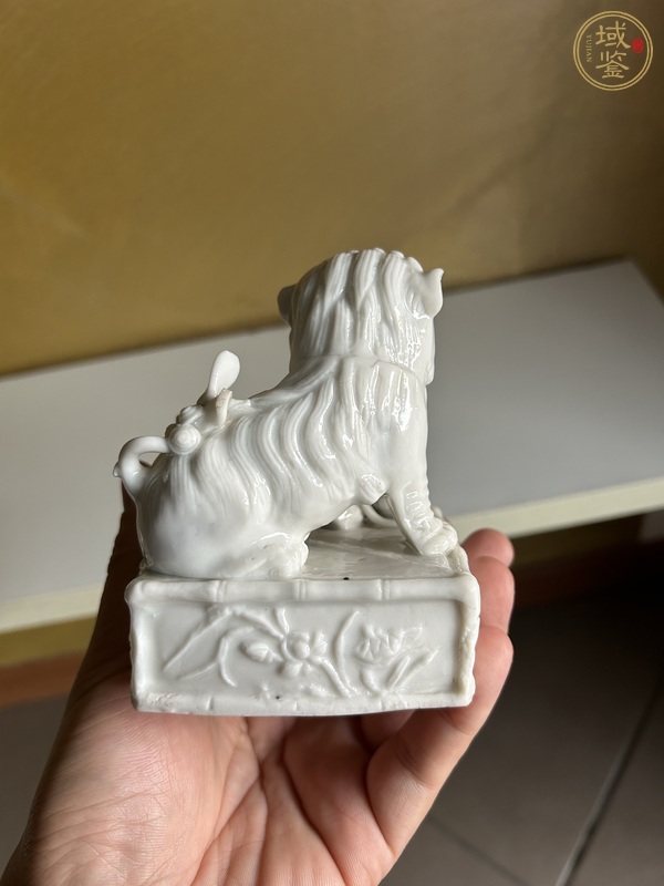 古玩陶瓷白釉獅子繡球香插真品鑒賞圖