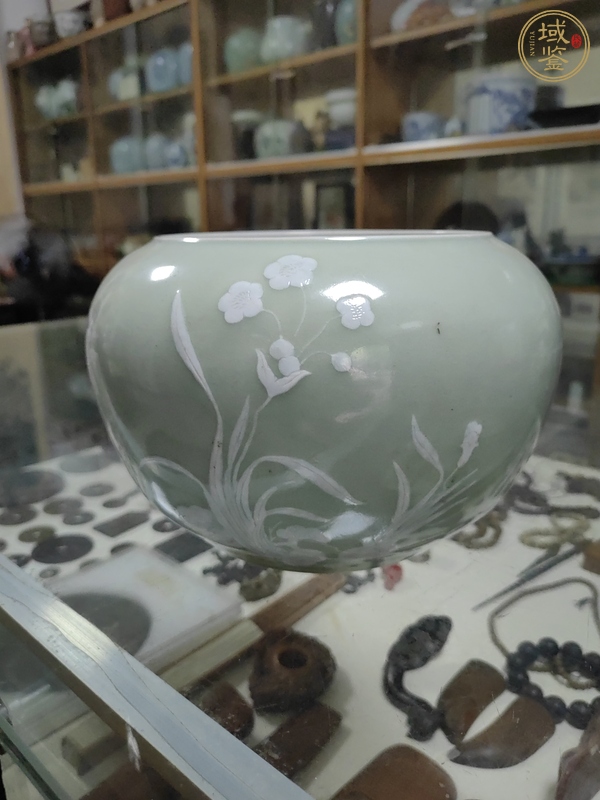 古玩陶瓷豆青釉堆白花卉紋水呈真品鑒賞圖
