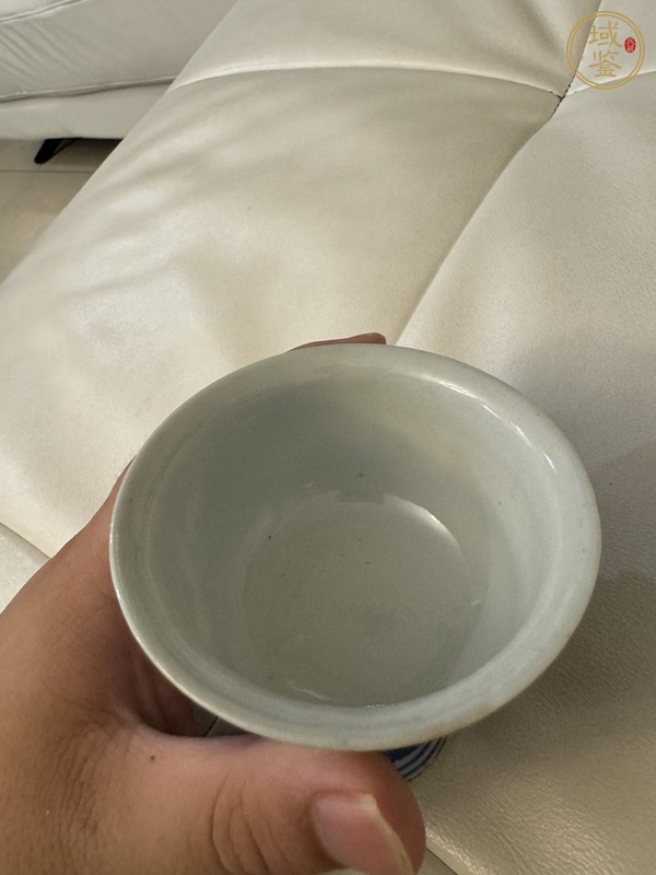 古玩陶瓷青花樹石欄桿高士對(duì)弈圖高足杯真品鑒賞圖