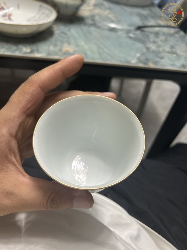 古玩陶瓷粉彩西廂記紋仰鐘杯真品鑒賞圖