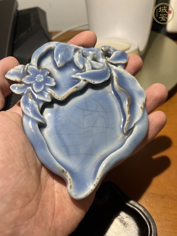古玩陶瓷清晚期天藍(lán)釉桃形筆舔真品鑒賞圖