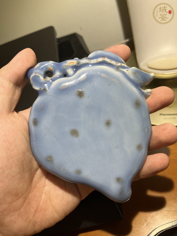 古玩陶瓷清晚期天藍(lán)釉桃形筆舔真品鑒賞圖