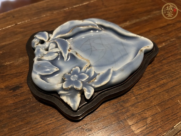 古玩陶瓷清晚期天藍(lán)釉桃形筆舔真品鑒賞圖