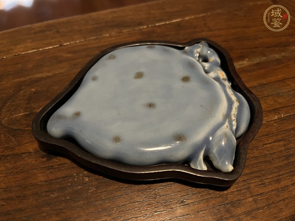 古玩陶瓷清晚期天藍(lán)釉桃形筆舔真品鑒賞圖