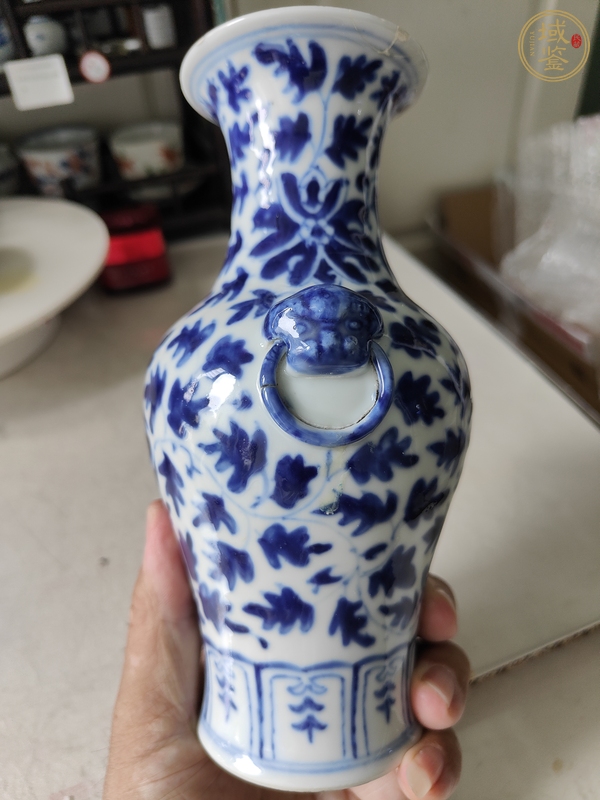 古玩陶瓷青花纏枝花卉紋獅耳撇口瓶真品鑒賞圖