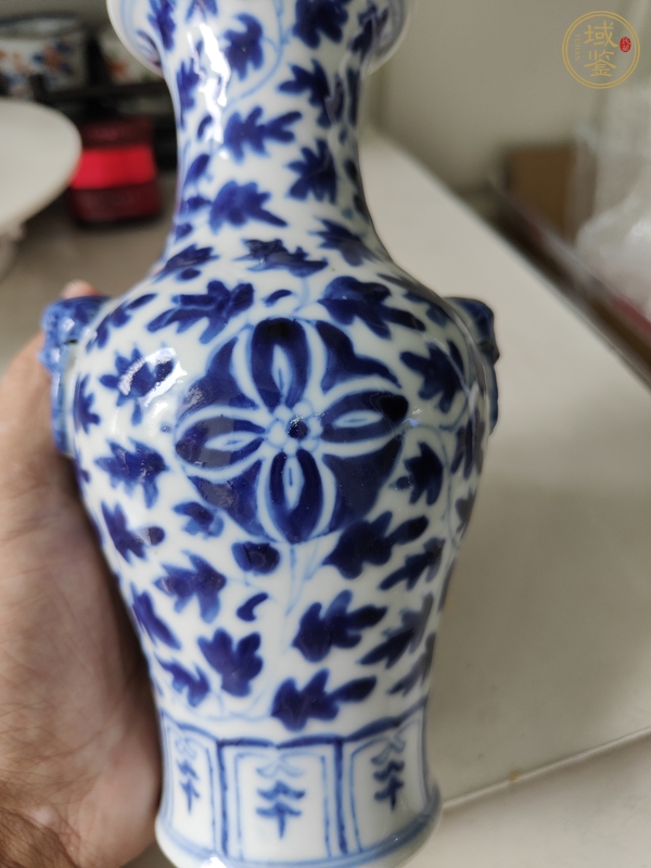 古玩陶瓷青花纏枝花卉紋獅耳撇口瓶真品鑒賞圖