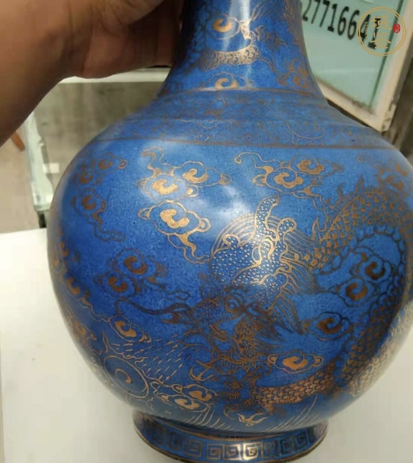 古玩陶瓷藍(lán)釉描金云龍紋賞瓶真品鑒賞圖