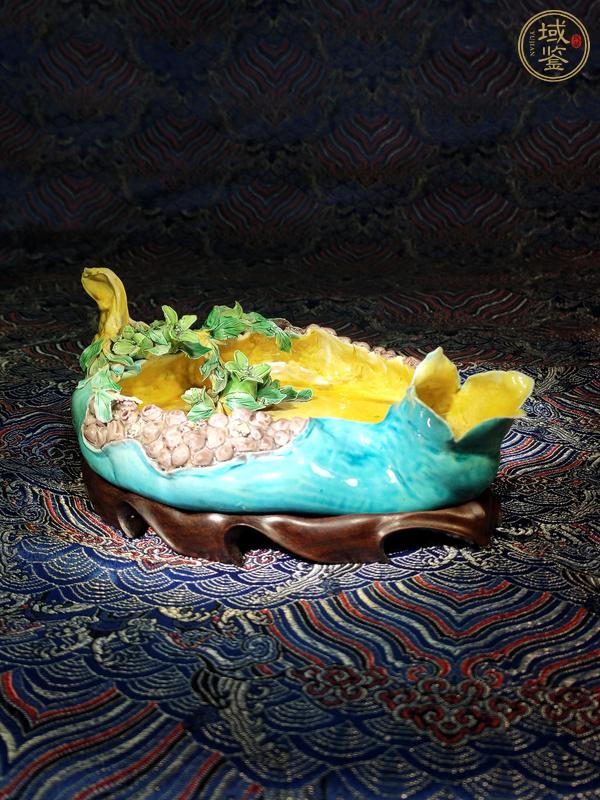 古玩陶瓷清中晚期素三彩石榴形洗真品鑒賞圖