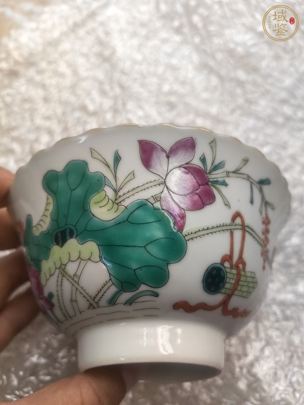 古玩陶瓷粉彩花蝶紋花口碗真品鑒賞圖