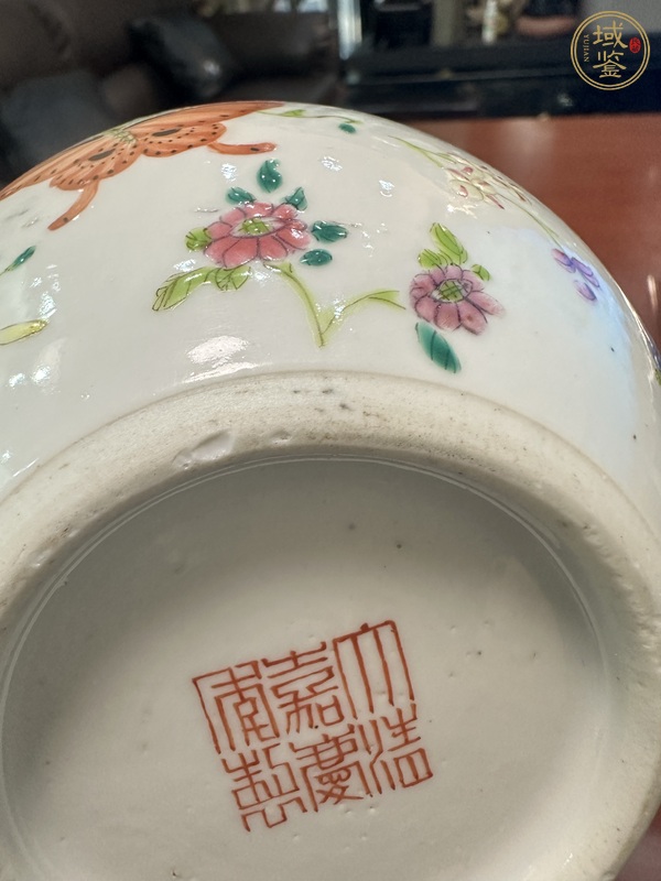 古玩陶瓷花蝶紋粉彩罐真品鑒賞圖