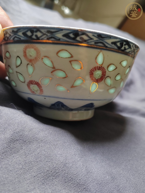 古玩陶瓷玲瓏瓷青花加彩描金小碗真品鑒賞圖