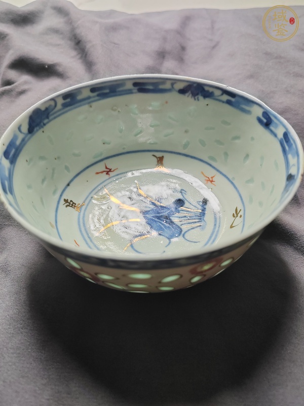 古玩陶瓷玲瓏瓷青花加彩描金小碗真品鑒賞圖