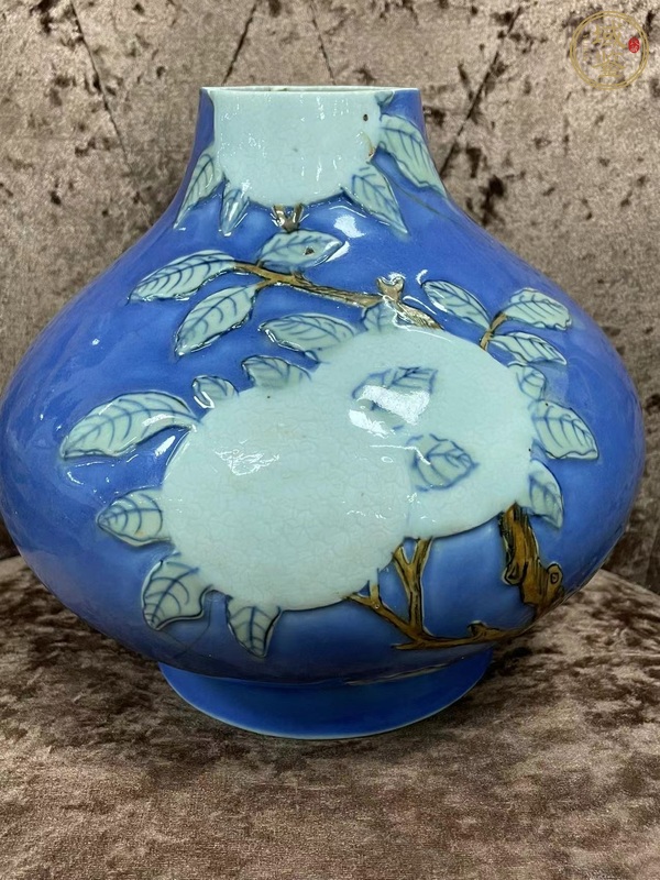 古玩陶瓷藍(lán)釉堆塑壽桃紋瓶真品鑒賞圖