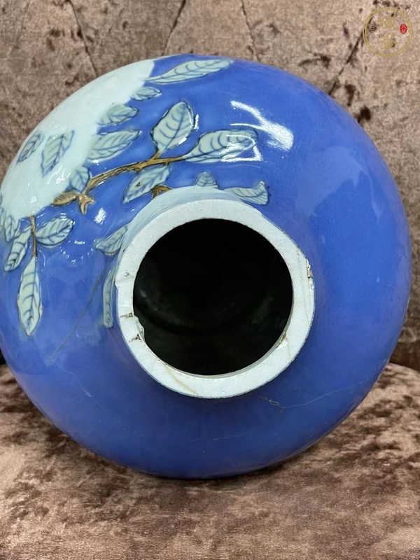 古玩陶瓷藍(lán)釉堆塑壽桃紋瓶真品鑒賞圖