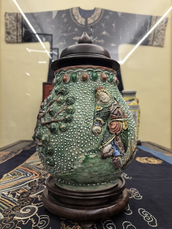 古玩陶瓷珍珠地五彩貼塑無雙譜魚簍尊拍賣,當(dāng)前價(jià)格18888元