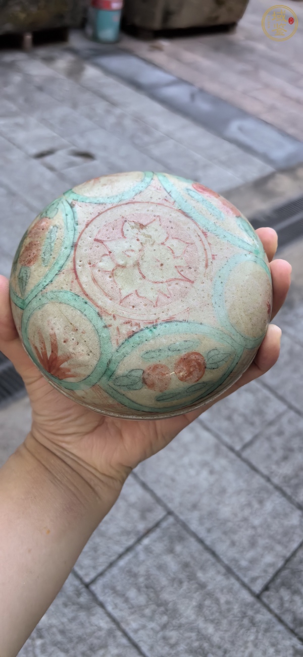 古玩陶瓷花卉紋蓋盒真品鑒賞圖