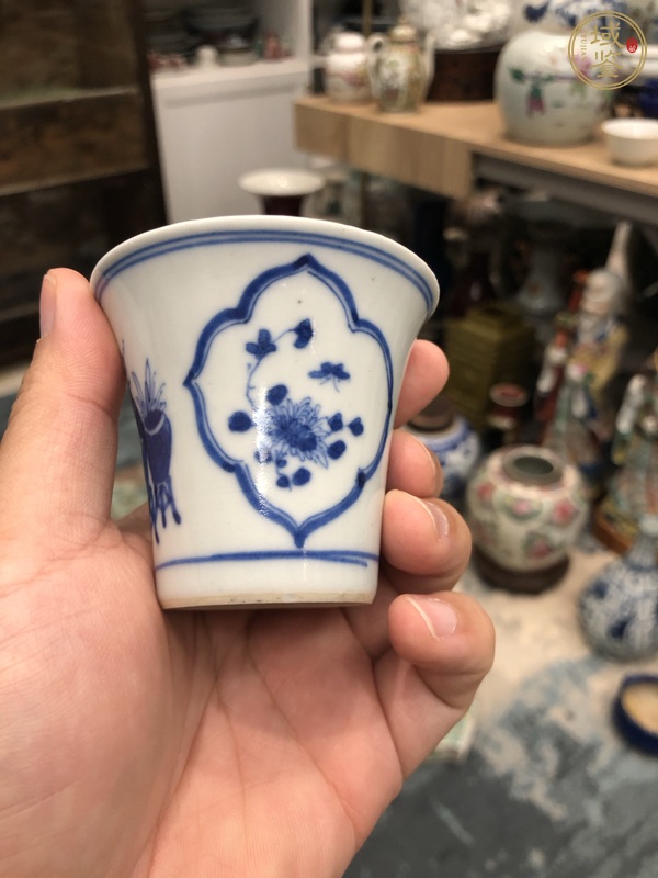 古玩陶瓷青花博古開光花卉紋杯真品鑒賞圖